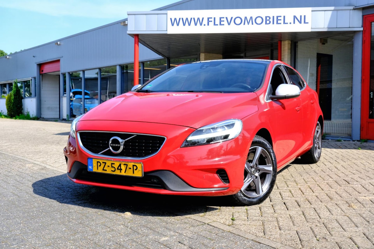 Volvo V40 - 2.0 D3 150pk Business Sport Pano|Leder|ParkAssist|Cam|Navi - AutoWereld.nl