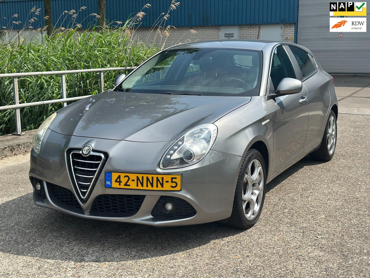 Alfa Romeo Giulietta - 1.4 T Distinctive 98.600 KM NAP! Clima! PDC! LM velgen! APK! - AutoWereld.nl