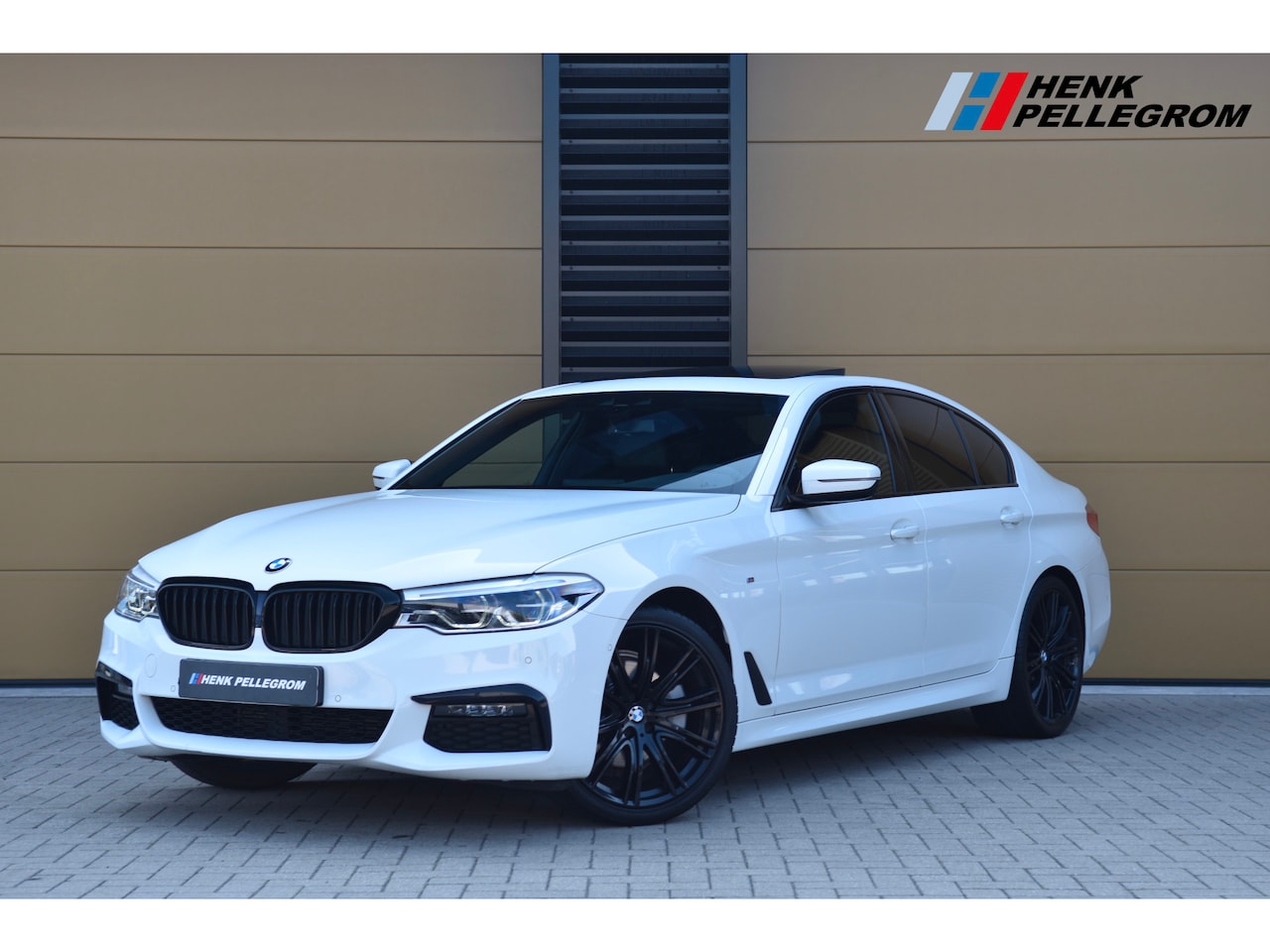 BMW 5-serie - 520i High Executive * M Sportpakket * Comfortstoelen * Glasdak * Trekhaak * Sfeerverlichti - AutoWereld.nl