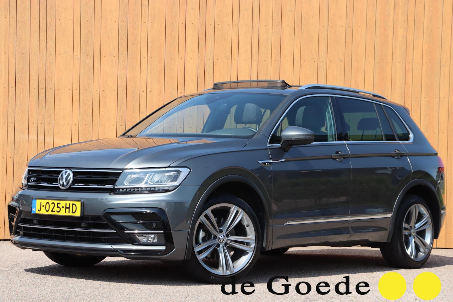 Volkswagen Tiguan - 1.5 TSI ACT Highline Business R-Line org.NL schuifdak camera el.klep stoelverw. - AutoWereld.nl