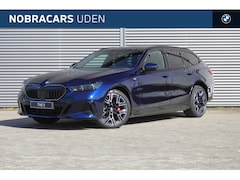 BMW 5-serie Touring - 530e M Sport Automaat / Panoramadak / Trekhaak / Adaptieve LED / Stoelventilatie / Comfort