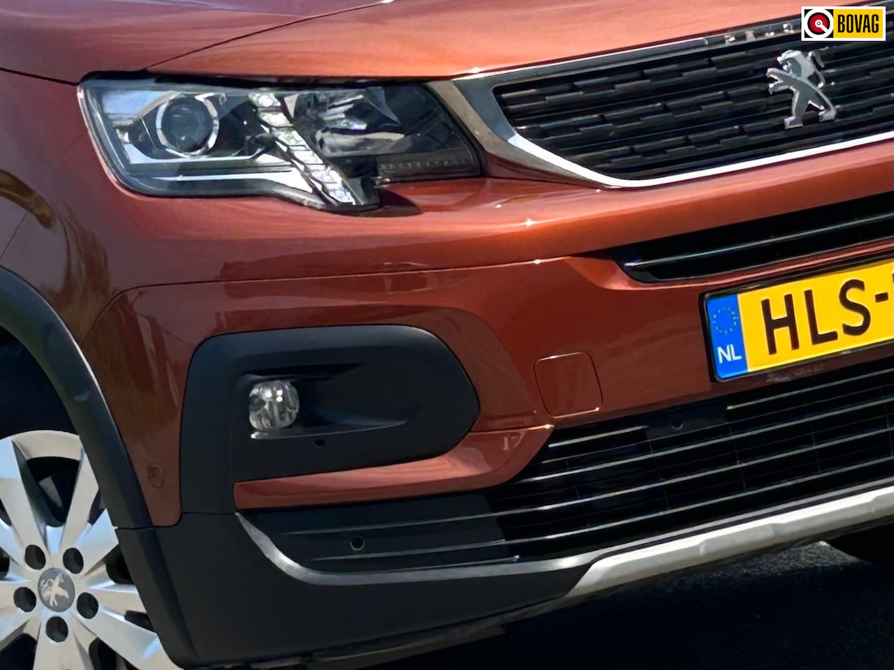 Peugeot Rifter - 1.2 110PK Allure - Metallic Copper - Zenith dak - Nav/Cruise/Clima - AutoWereld.nl