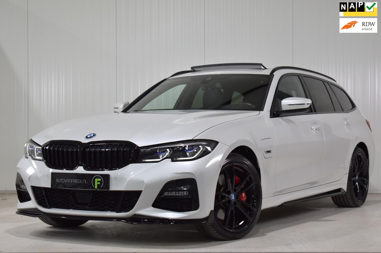 BMW 3-serie Touring - 330e xDrive High Executive M Sport Performance | PANO | LASER | ACC | TREKHAAK | HUD | 1E - AutoWereld.nl