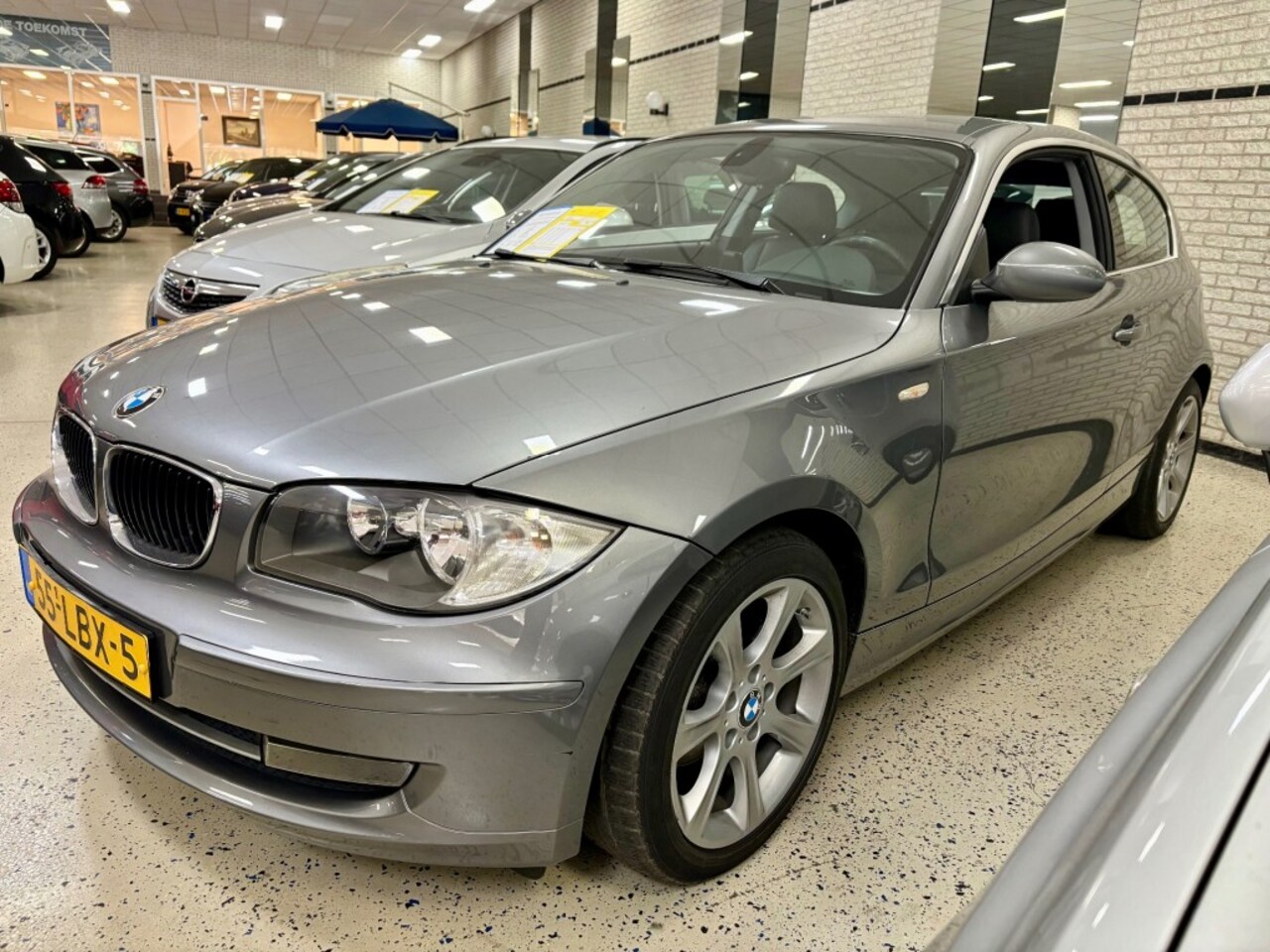 BMW 1-serie - 118I CLIMATRONIC / LEDER / CRUISECONTROL / AUX / BLUETOOTH - AutoWereld.nl