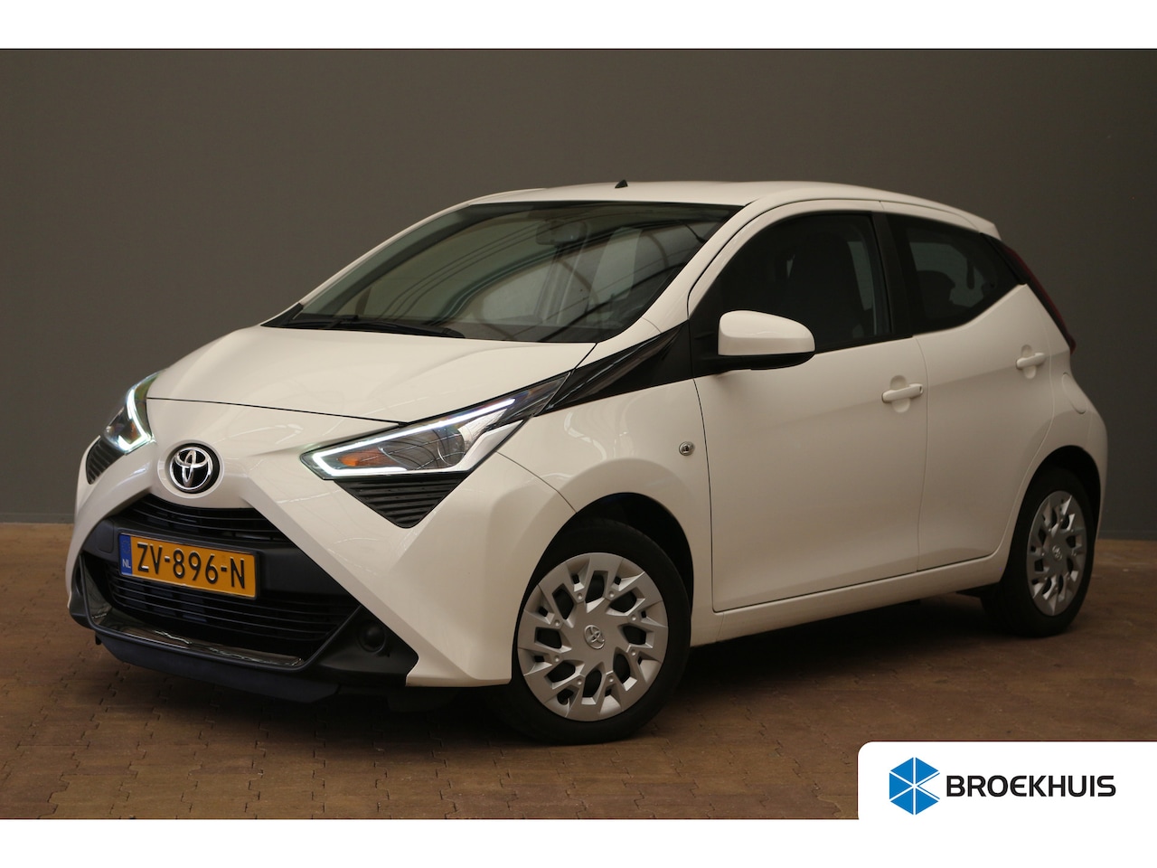 Toyota Aygo - 1.0 X-Play Limited Camera | Airco | Bluetooth | Elek. Ramen | 5-deurs | Centrale Vergrende - AutoWereld.nl