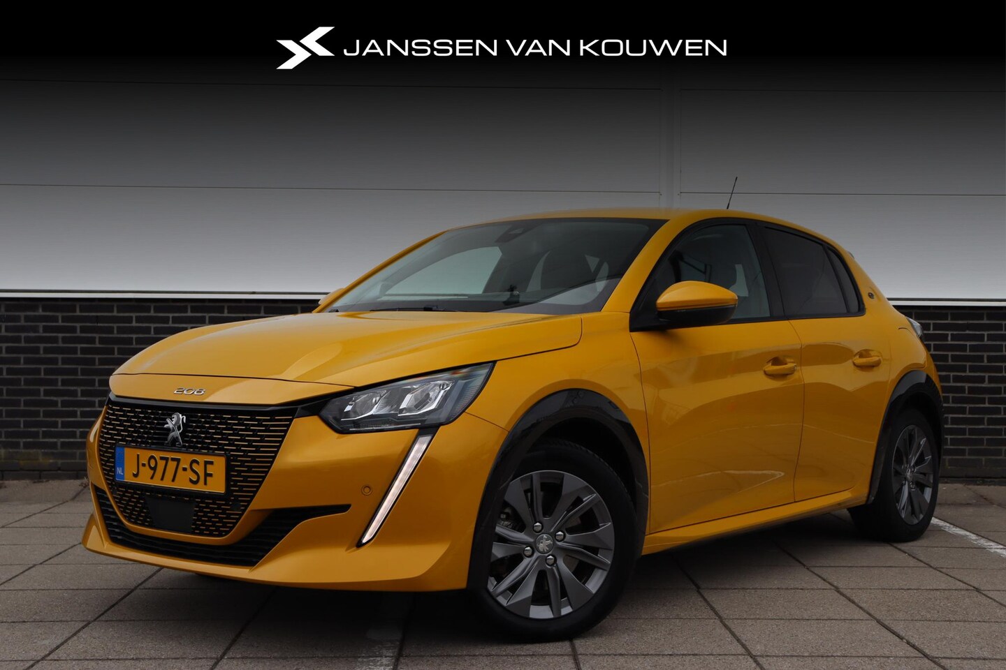Peugeot e-208 - EV Allure 50 kWh *Stoelverwarming * SOH 90% * Parkeersensoren Voor en Achter - AutoWereld.nl