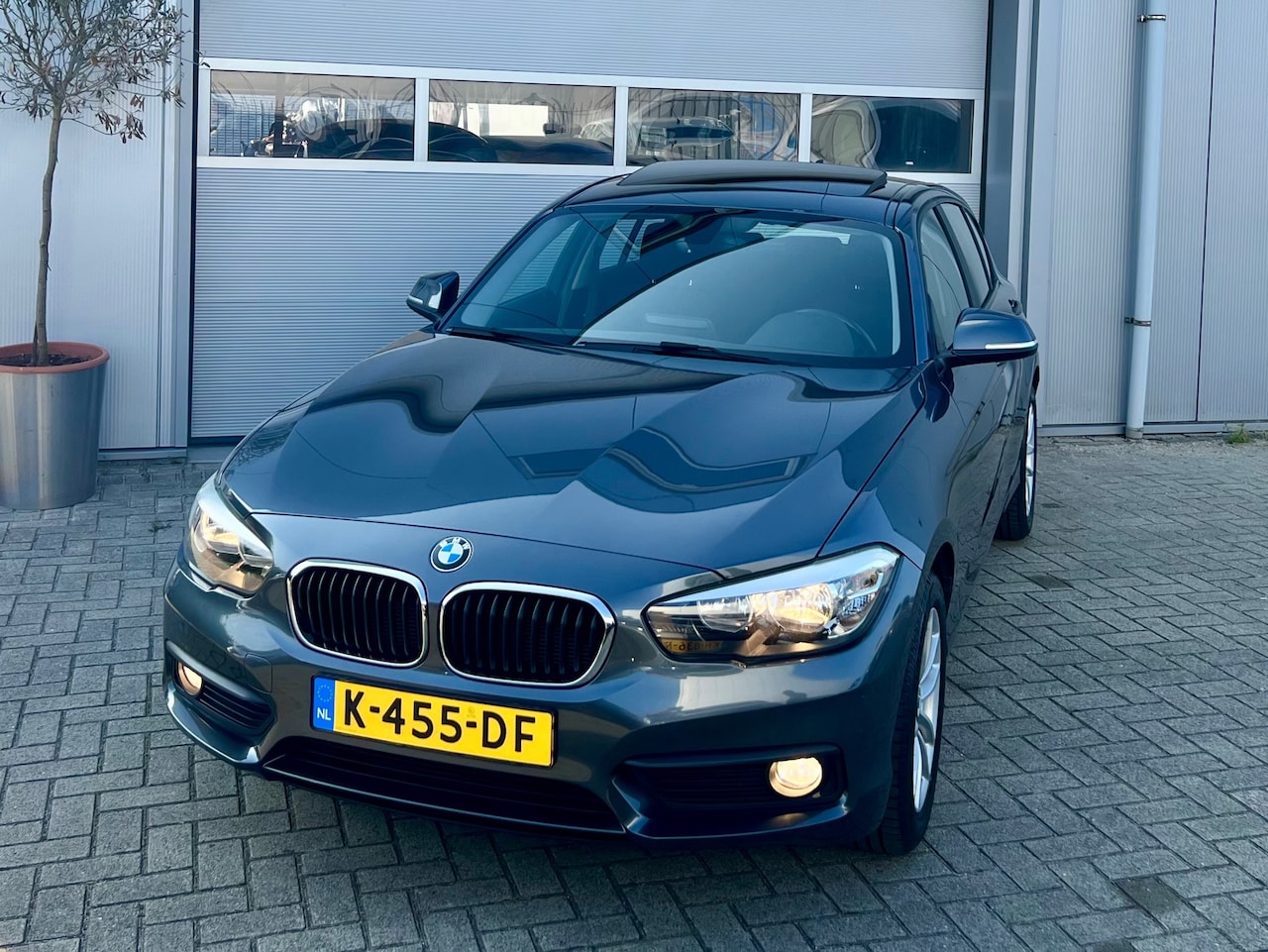 BMW 1-serie - 118i schuif/kanteldak , trekhaak , navi - AutoWereld.nl