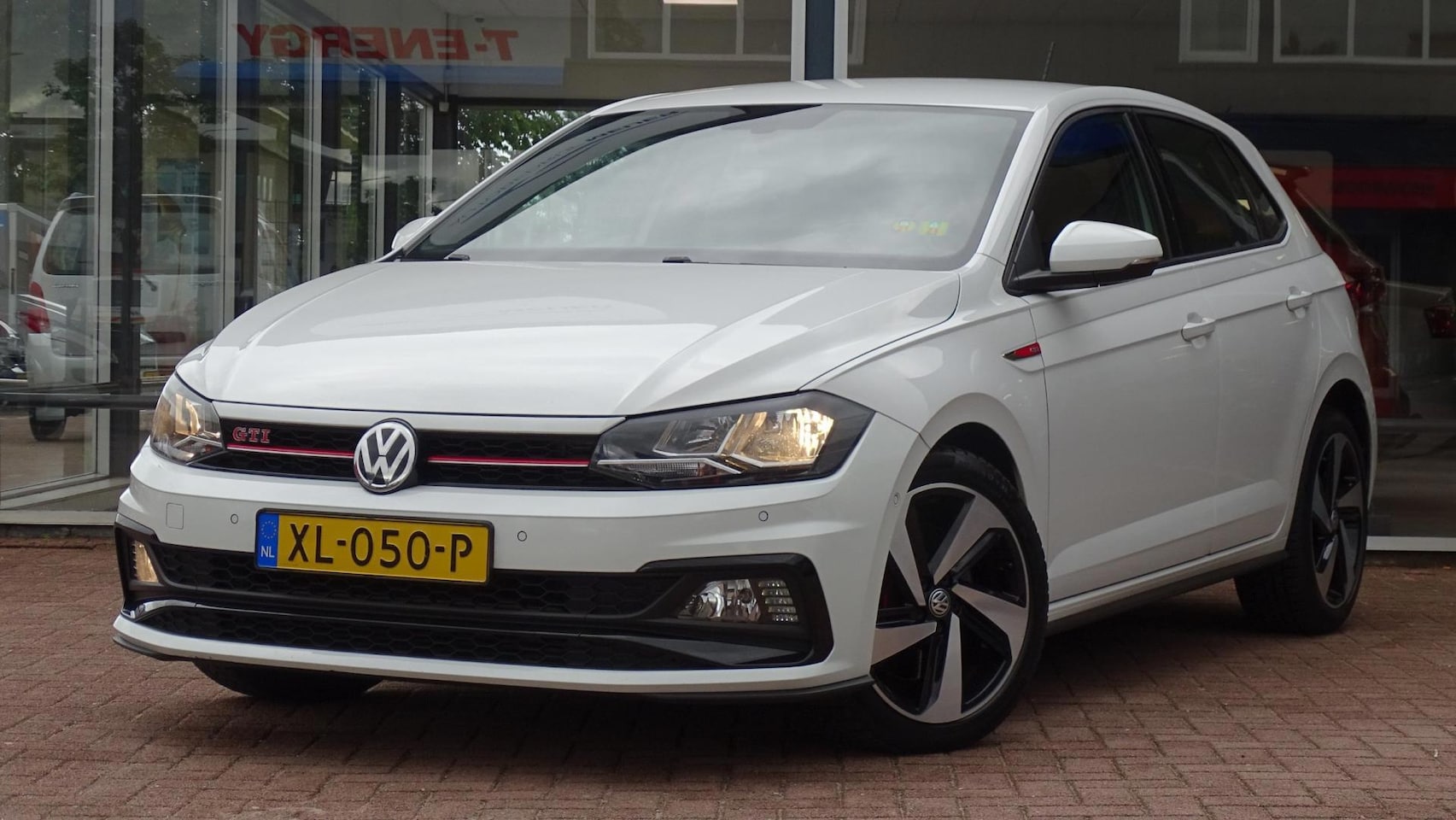 Volkswagen Polo - 2.0 TSI GTI 5deurs | Automaat | Airco | Vol opties | Dealerauto | PDC | Trekhaak | Inruil - AutoWereld.nl