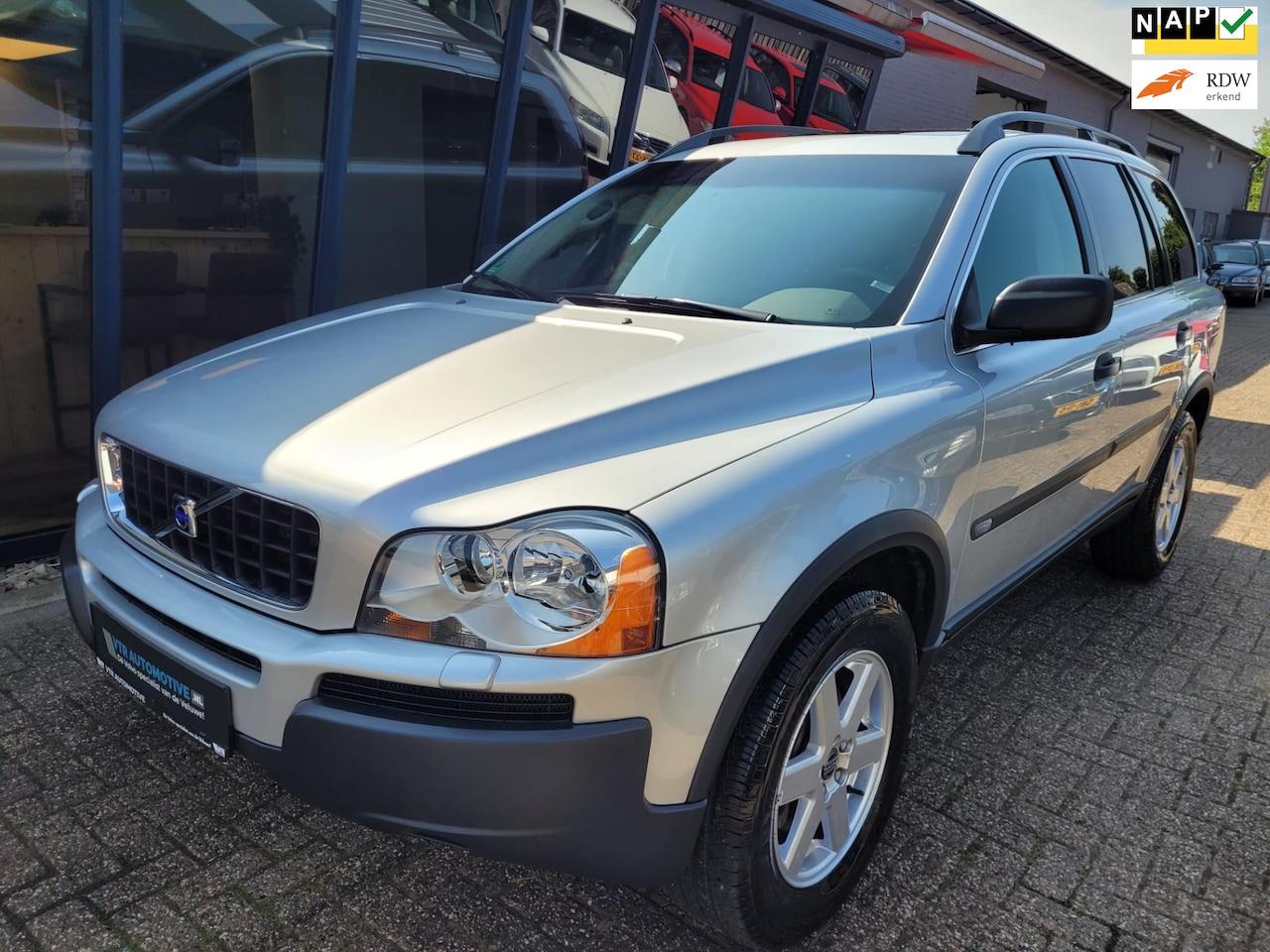 Volvo XC90 - 2.5 T Momentum AWD Automaat LEER / NAVI / SUNROOF - AutoWereld.nl