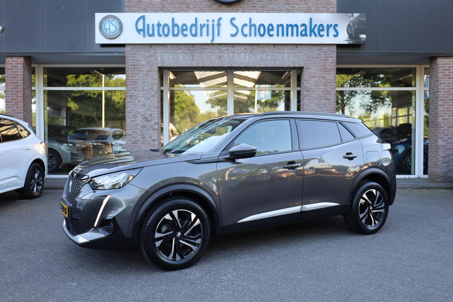 Peugeot 2008 - 1.2 PureTech Allure Pack CAMERA CRUISE CARPLAY DAB STOELVERW. HALF-LEDER 17"LMV ALL-SEASON - AutoWereld.nl