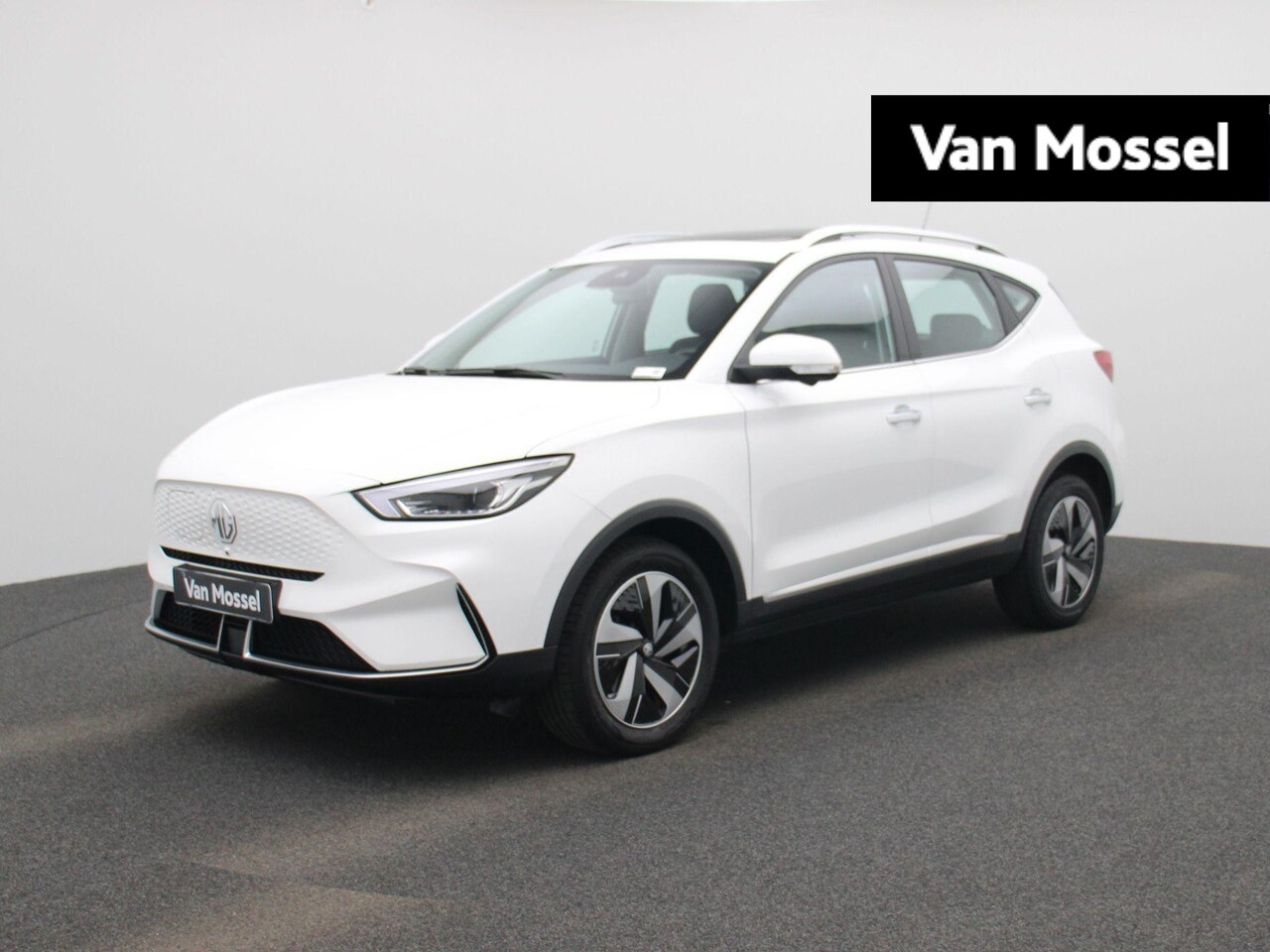 MG ZS - EV Standard Range Luxury 50 kWh | Panoramadak | Leder | 360 Camera | Navi | Stoelverwarmin - AutoWereld.nl