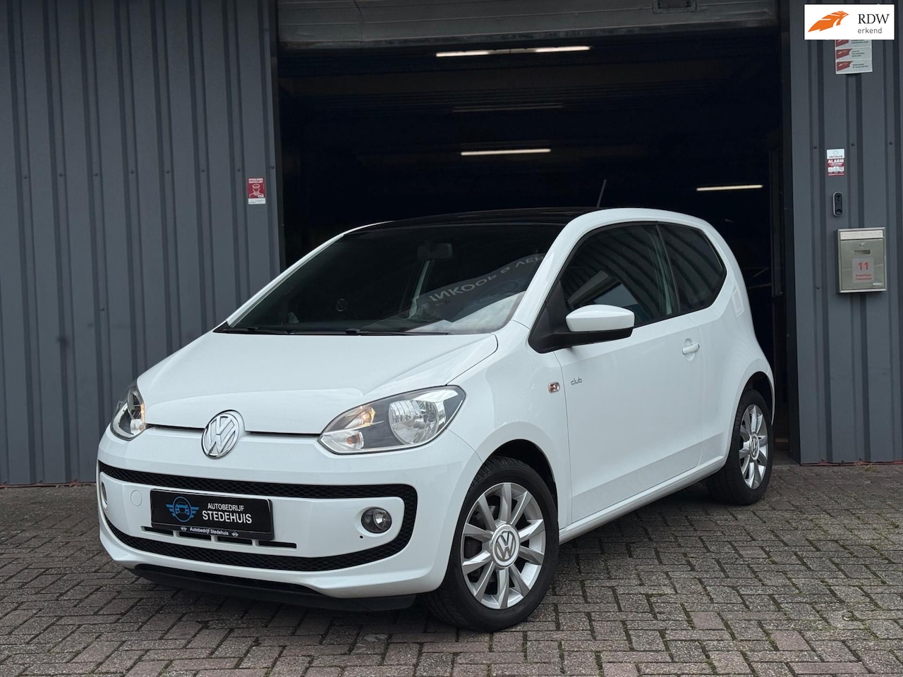 Volkswagen Up! - 1.0 high up! Luxe uitvoering | CLUB l Navi - AutoWereld.nl