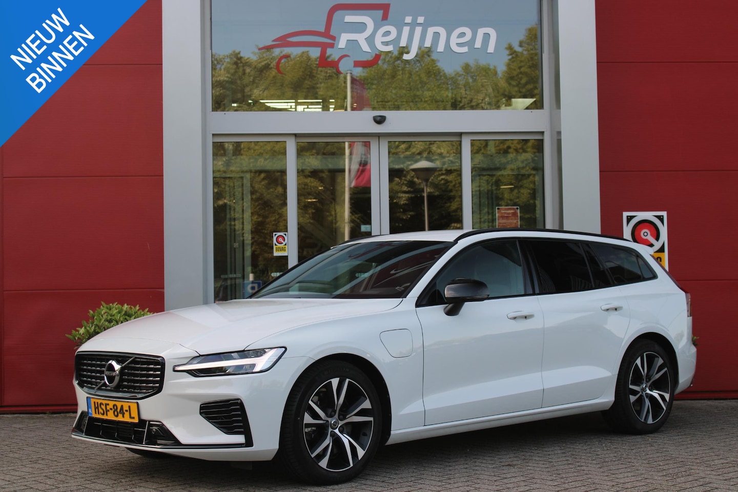 Volvo V60 - 2.0 T6 340PK RECHARGE AWD R-DESIGN **NIEUWSTAAT!** | ELEKTRISCH BEDIENBARE VOORSTOELEN MET - AutoWereld.nl
