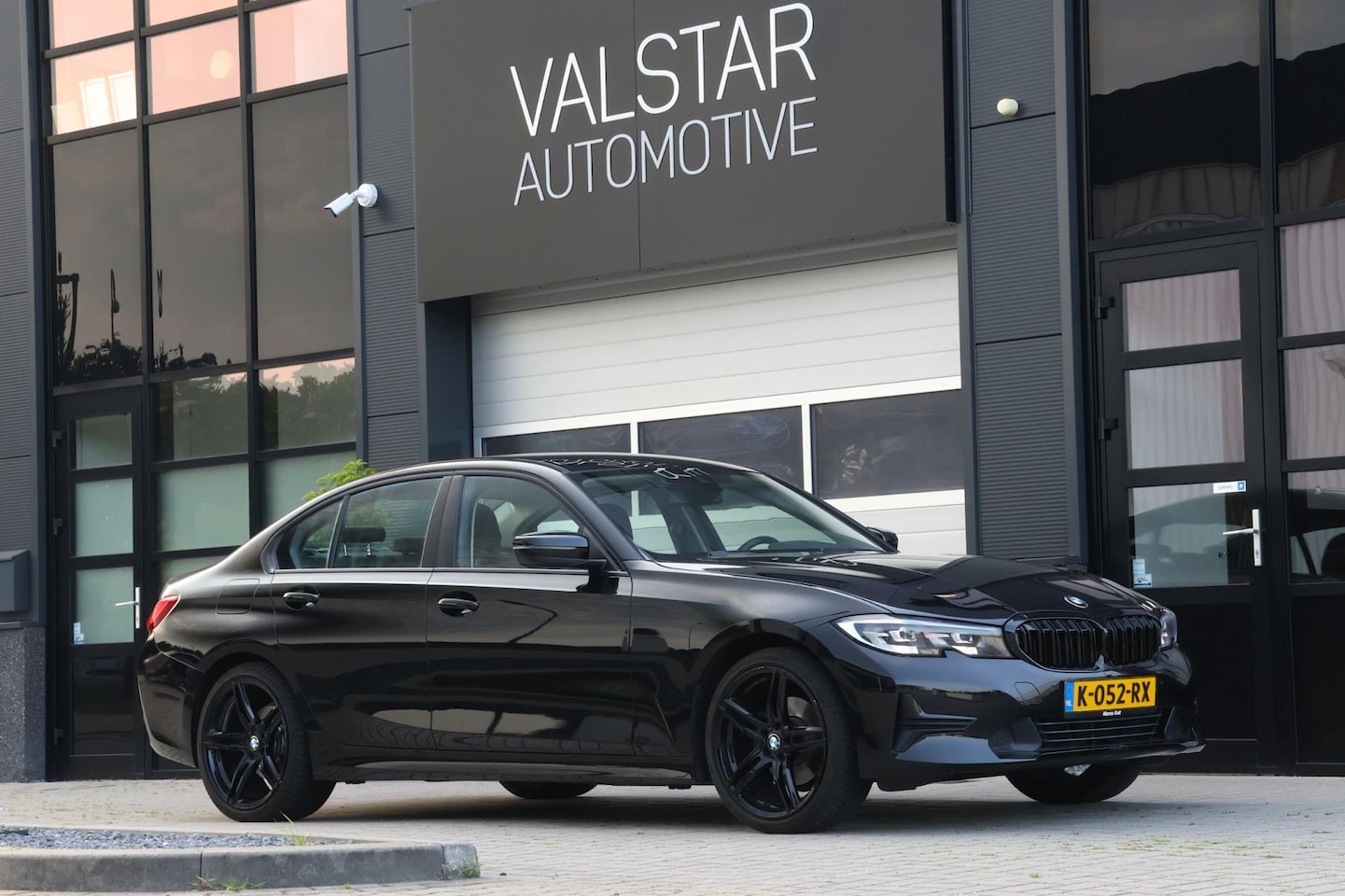 BMW 3-serie - 320i High Executive Black Edition | 184 PK | Stoelverwarming - AutoWereld.nl