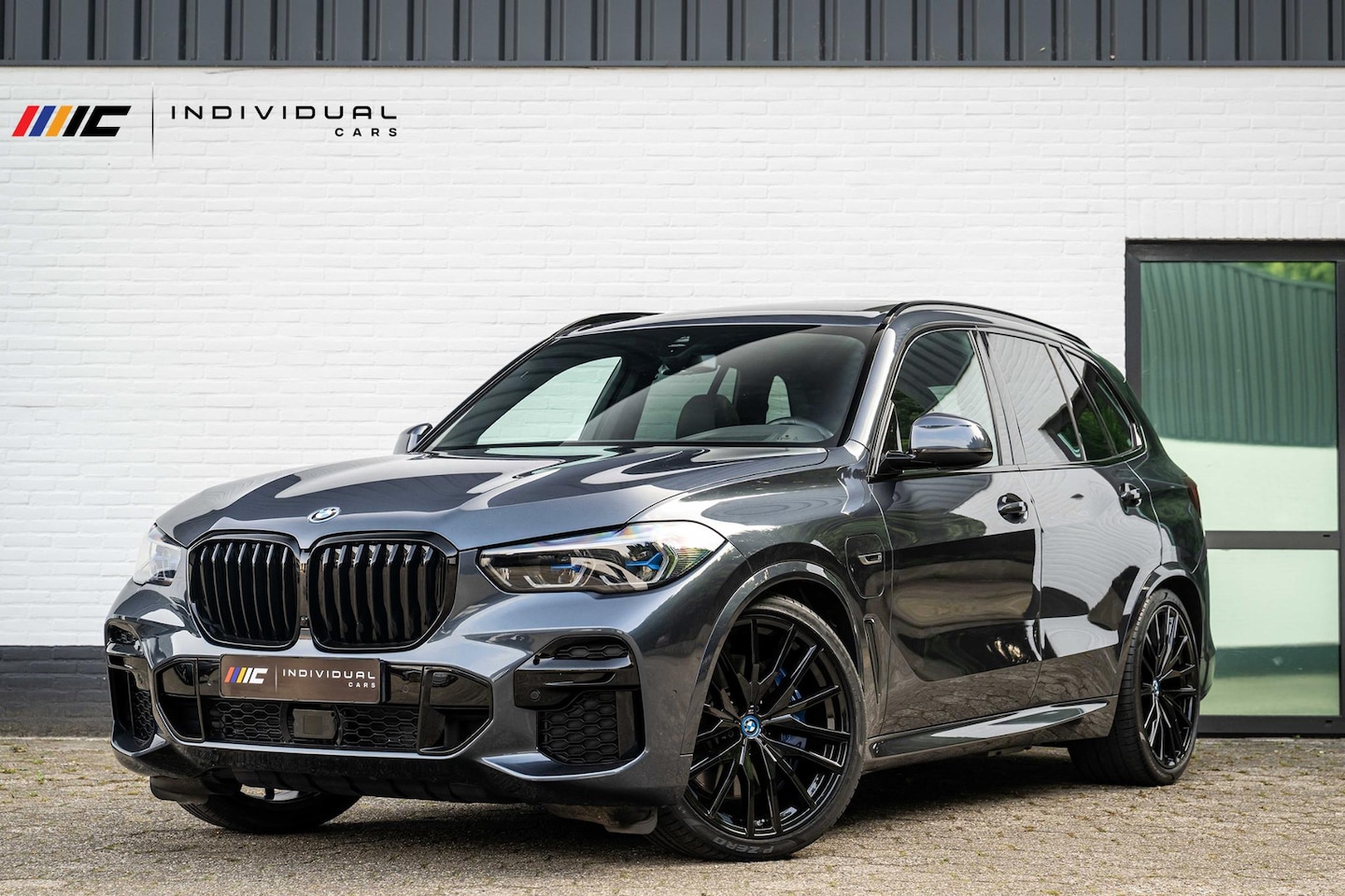 BMW X5 - xDrive45e M-Sport 4-Wielsturing B&W Carbon Laser - AutoWereld.nl