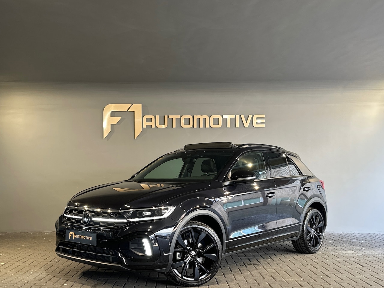 Volkswagen T-Roc - 1.5 TSI R-Line Pano|Keyless|IQ|Sfeerver|BTW - AutoWereld.nl