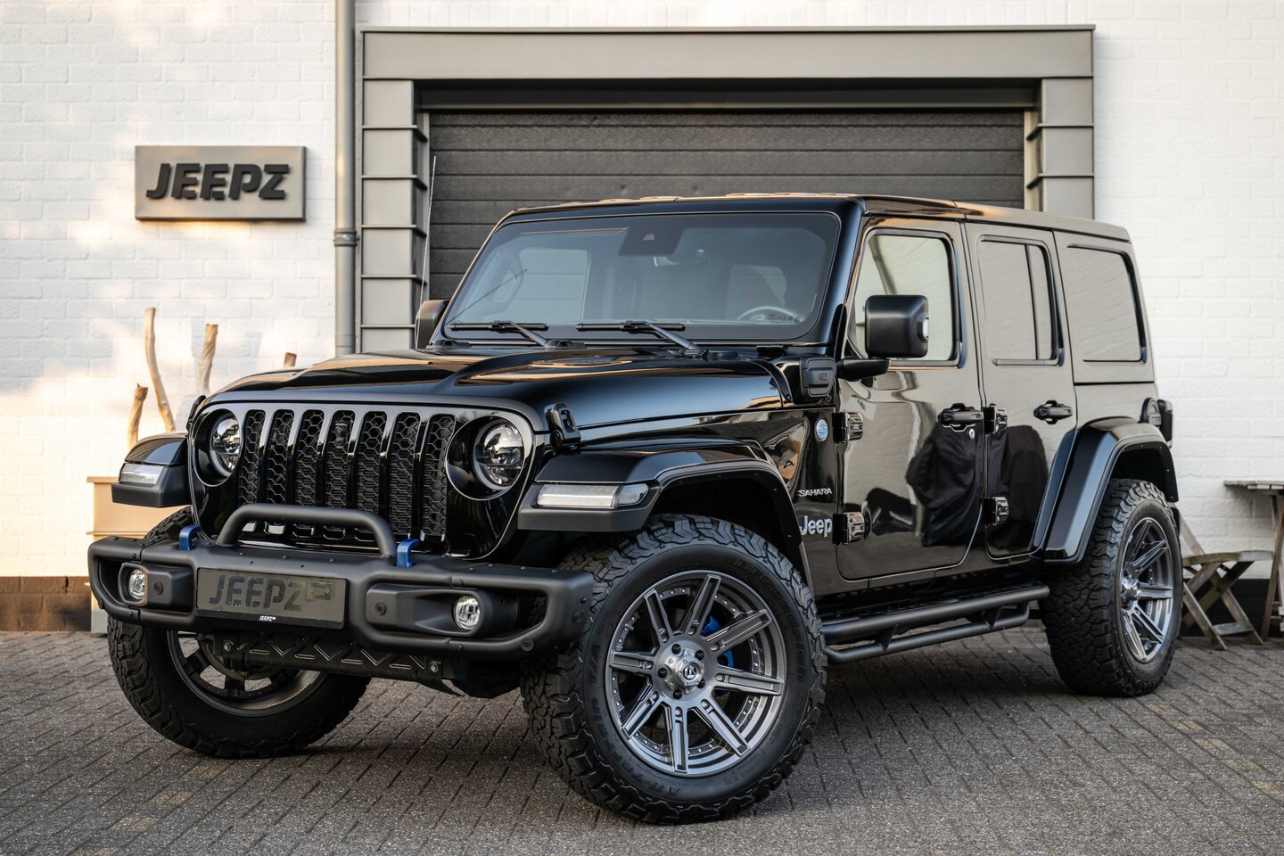 Jeep Wrangler Unlimited - 4xe 380 Sahara - 20" LMV - Ofd bumper - Incl. BTW - AutoWereld.nl