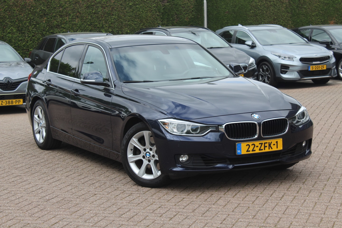 BMW 3-serie - 328i High Executive / Leder / Navigatie / Parkeerhulp V+A / 17'' / Sportstoelen / Stoelver - AutoWereld.nl