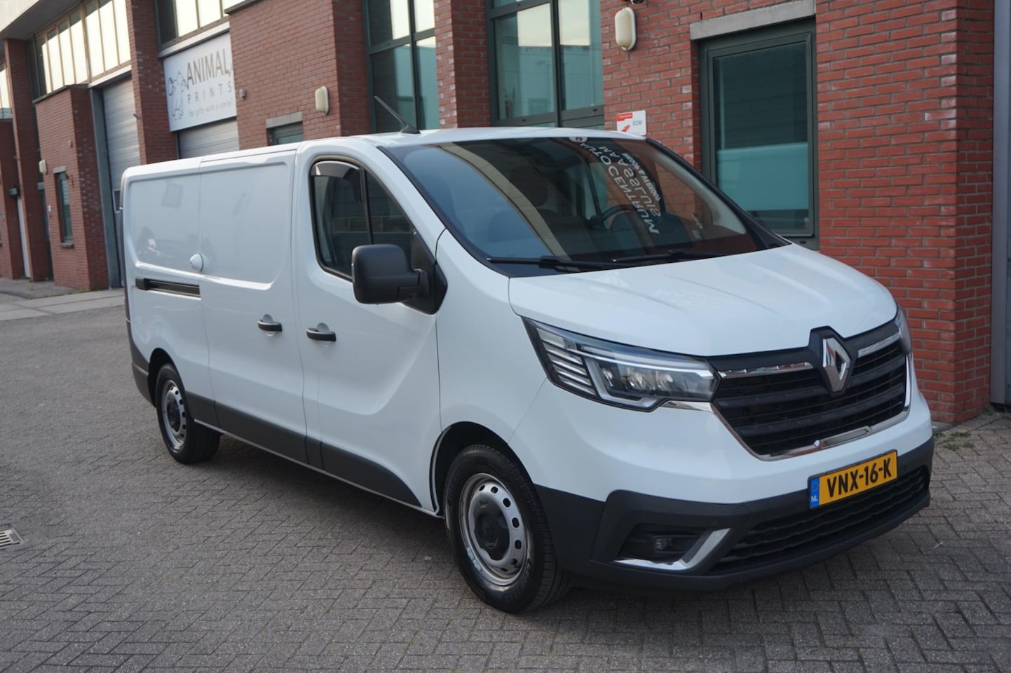 Renault Trafic - 2.0 dCi 130 T30 L2H1 Met inrichting ! Work Edition - AutoWereld.nl