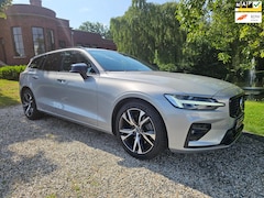 Volvo V60 - 2.0 B4 Plus Dark PANO/leer/AIRCO/cruise