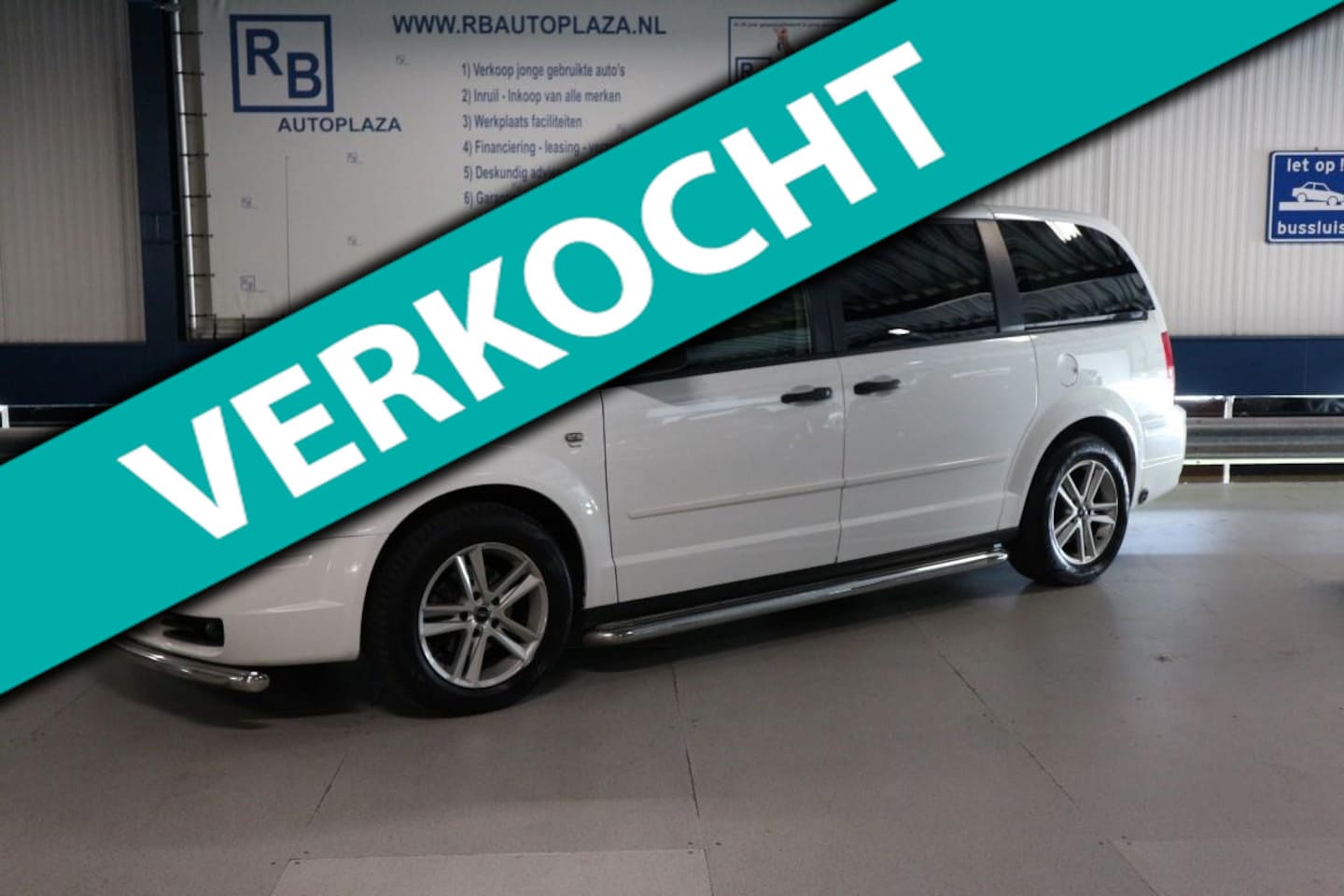 Chrysler Town and Country - 3.3 V6 LPG / 7 PERS / WHITE EDITION ! - AutoWereld.nl