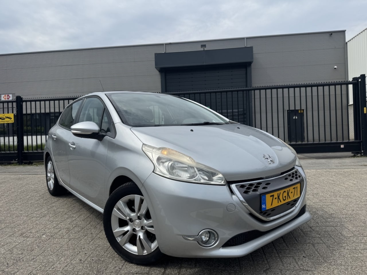 Peugeot 208 - 1.4 e-HDi Automaat Navigatie|Clima 2012 - AutoWereld.nl