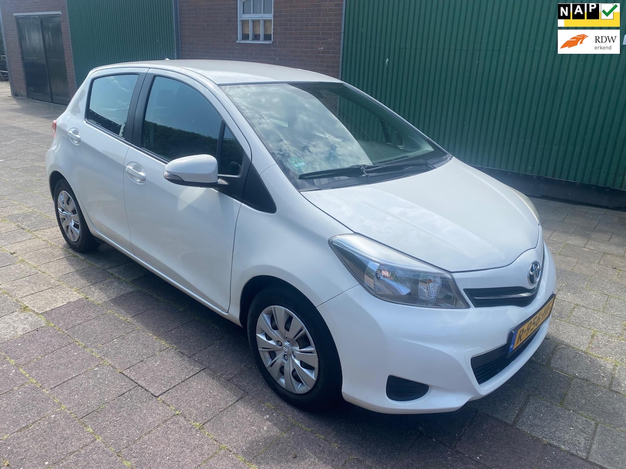 Toyota Yaris - 1.0 VVT-i Comfort | Airco | APK |Achter Camera |Trekhaak - AutoWereld.nl