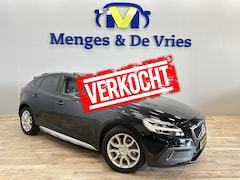 Volvo V40 Cross Country - 1.5 T3 Polar+ Luxury Airco ECC | LED | Panorama | Leder | Camera | Navigatie | Stoelverwar