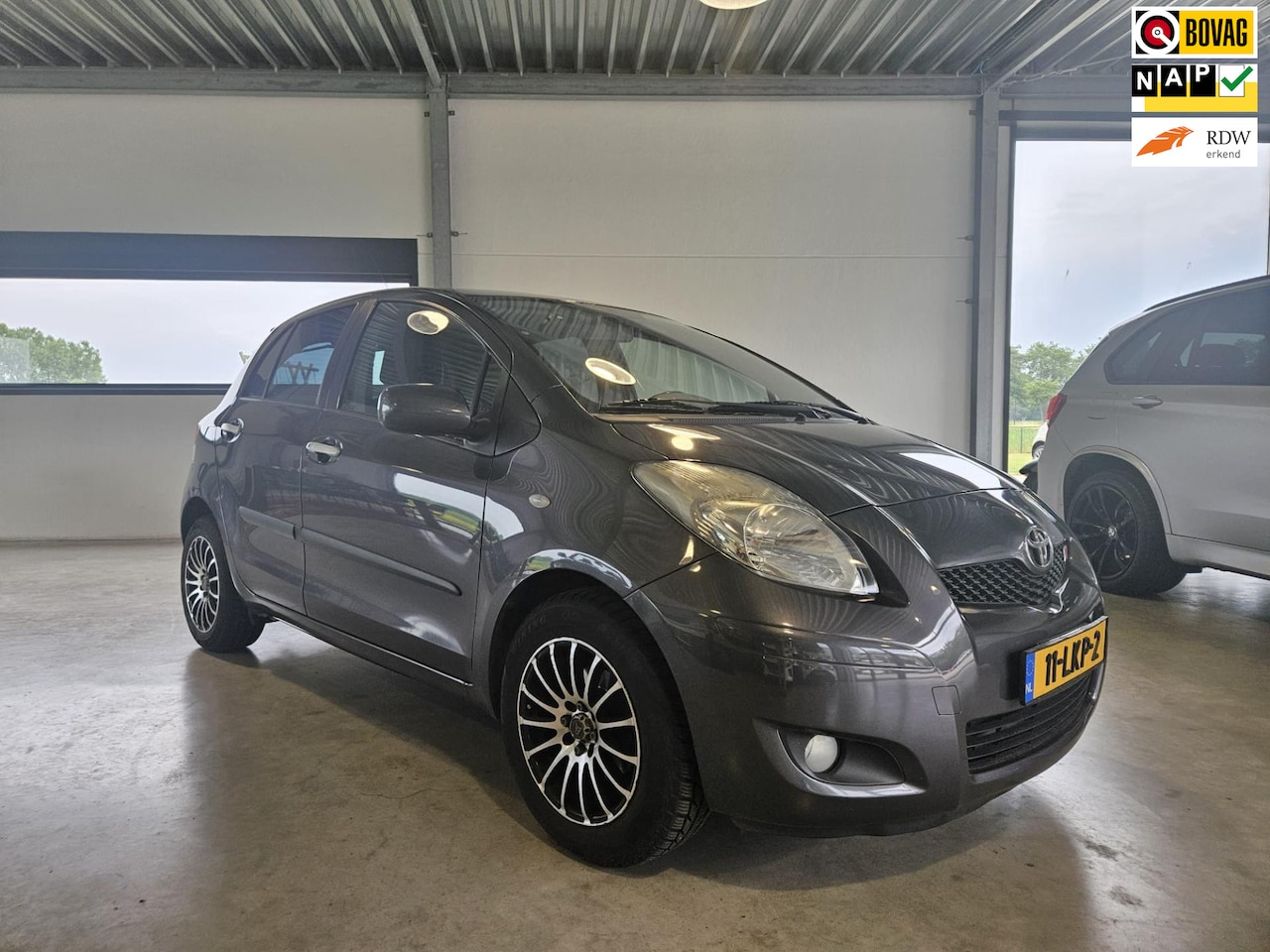 Toyota Yaris - 1.3 VVTi Aspiration met airco Lm velgen ! - AutoWereld.nl