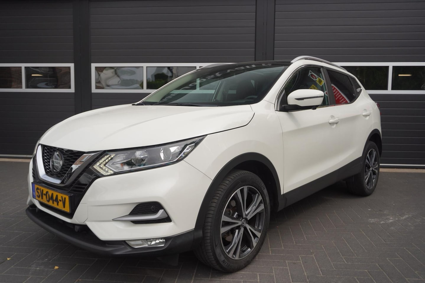 Nissan Qashqai - 1.2 N-Connecta Pano.dak/Camera/Climate Control/CC/Navi/Park.sensoren - AutoWereld.nl