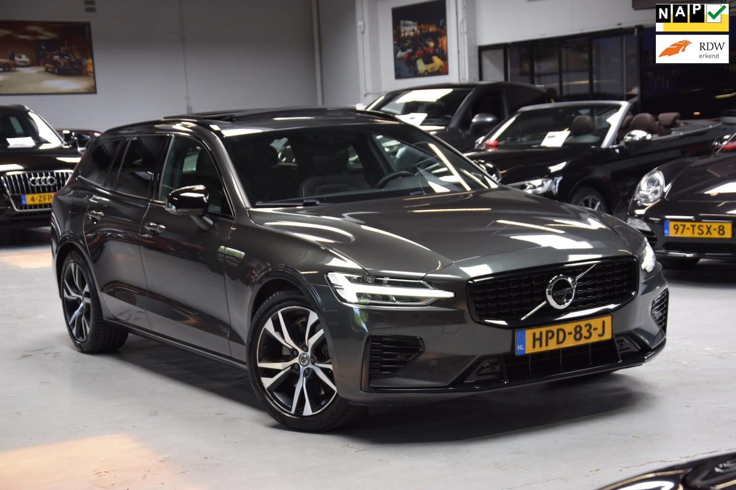 Volvo V60 - 2.0 T6 Recharge AWD R-Design Navi|Panoramadak|1e Eig.|342pk!!|ACC|Stuurverwarming - AutoWereld.nl