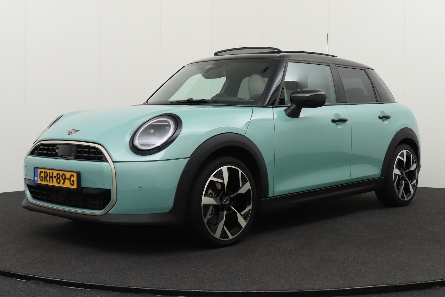 MINI Cooper - 1.5 157 PK Aut. Cooper C Favoured NW-Model Pano-dak Camera Head-up Display - AutoWereld.nl