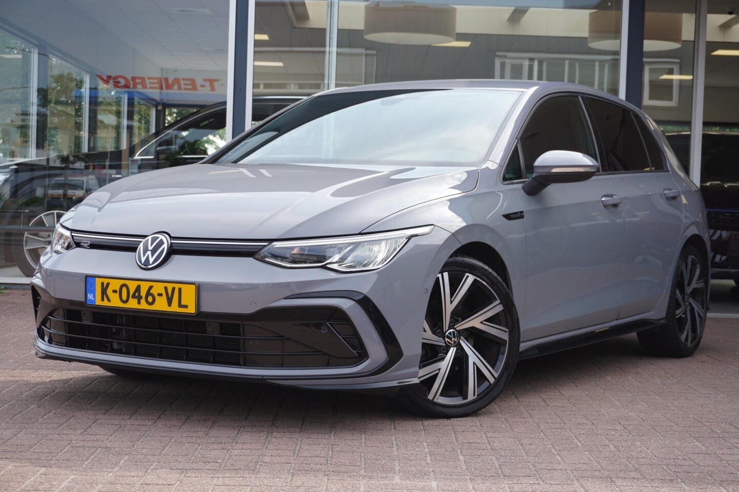 Volkswagen Golf - 1.5 eTSI R-Line | Automaat | CarPlay| Vol opties | Digitaal | 18 inch | Dealerauto | Inrui - AutoWereld.nl