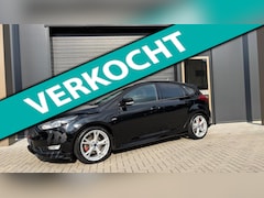 Ford Focus - 1.5 150pk ST-LINE | NAVI | AIRCO | 18" | MONSTER BLACK EDITION
