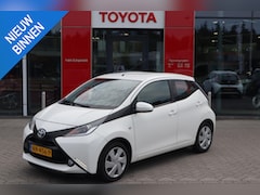 Toyota Aygo - VVT-i X-PLAY NAVI PARKEERCAMERA AIRCO LED BLUETOOTH AUDIO-STUURWIEL NL-AUTO