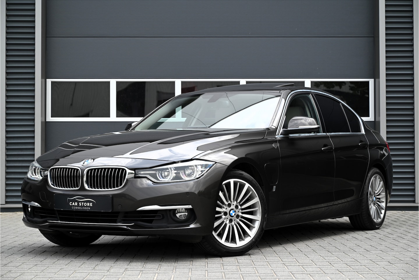 BMW 3-serie - 330e HIGH EXECUTIVE / SCHUIFDAK / LEDER / STOELVERWARMING / LED / SPORTSTUUR / CRUISE CONT - AutoWereld.nl