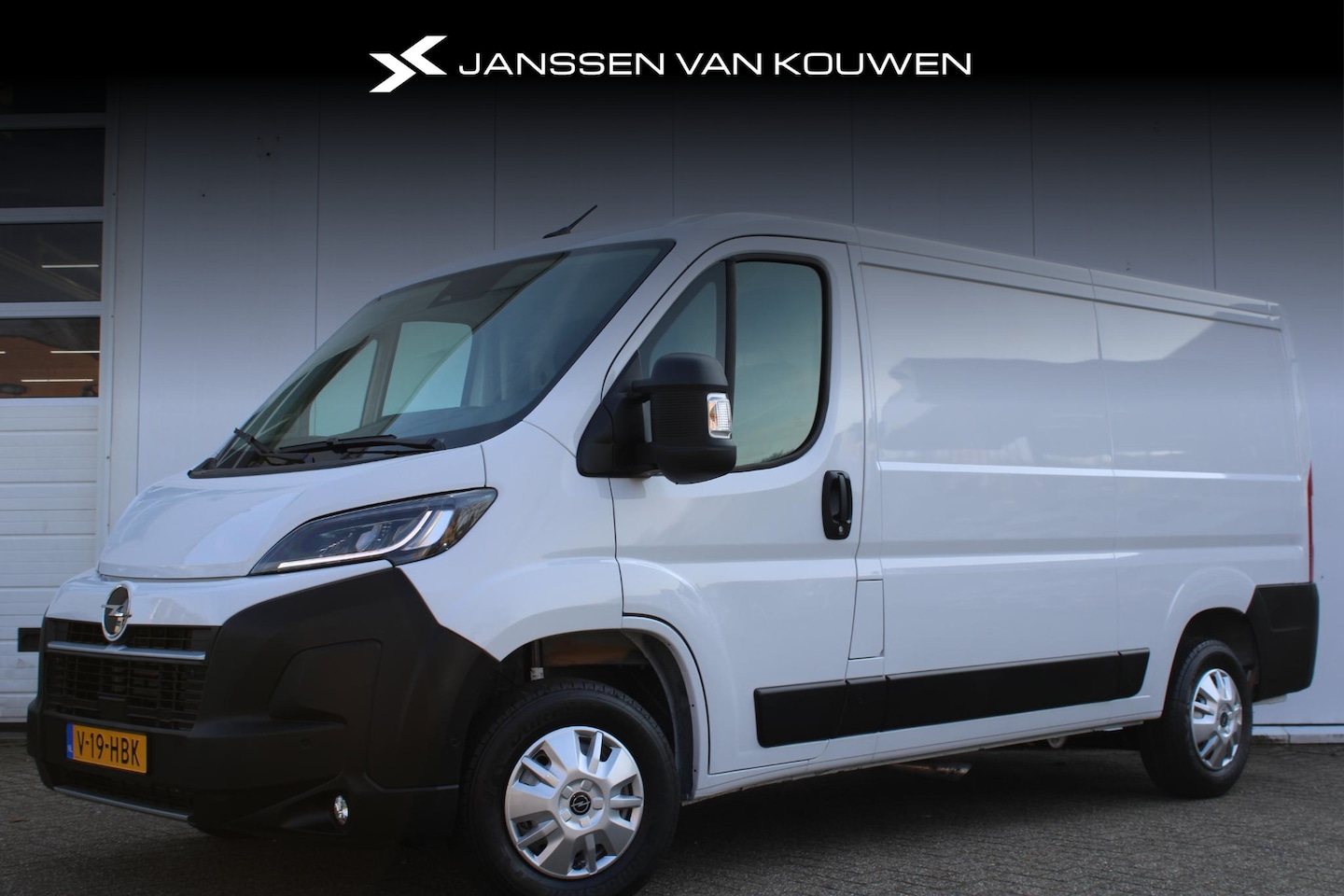 Opel Movano - 2.2D 120 pk L2H1 3.0t Trekhaak / Parkeersensoren / Laadruimte-Betimmering - AutoWereld.nl
