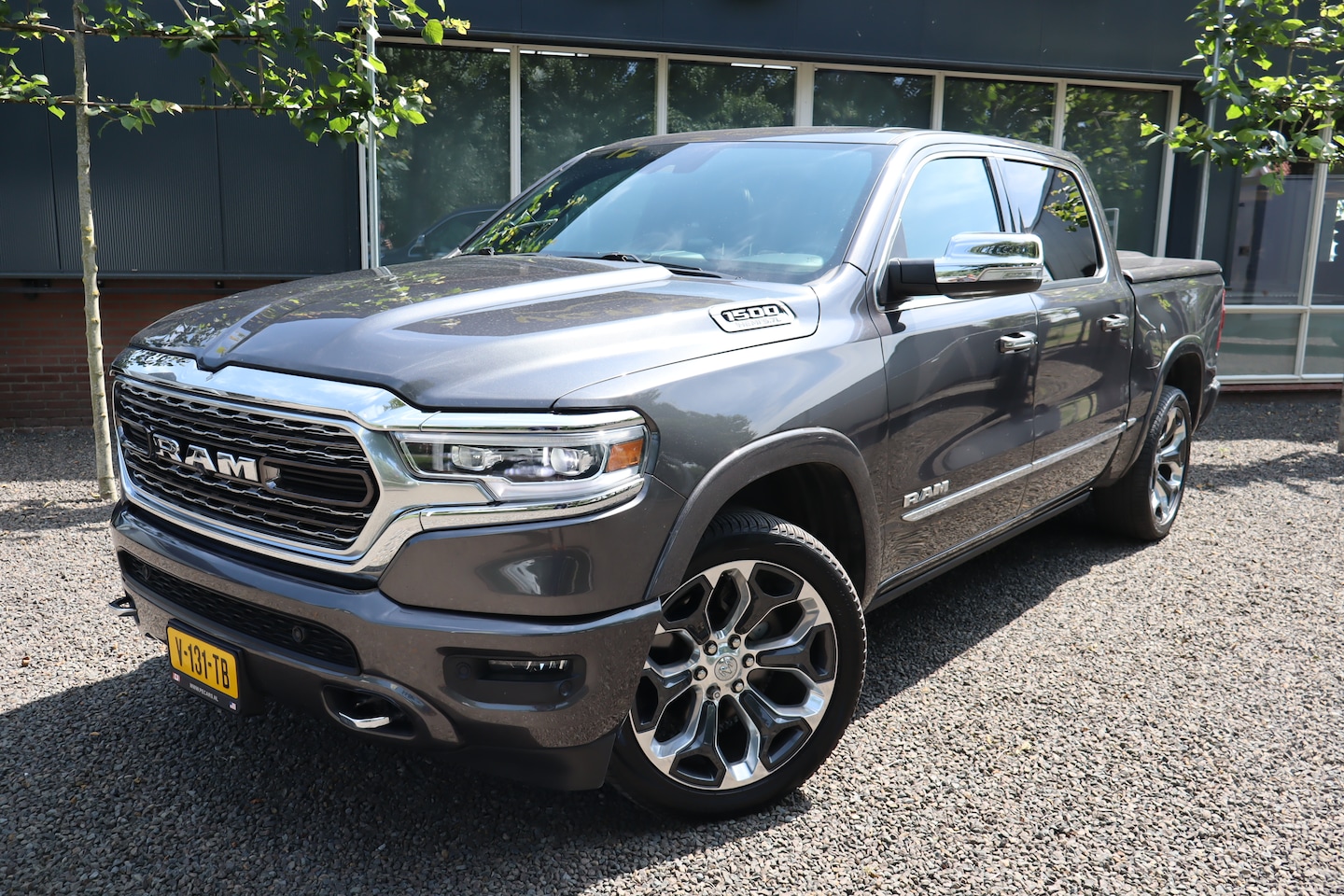 Dodge Ram 1500 - 5.7 V8 4x4 Crew Cab Limited 5.7 V8 4x4 model 2019 met panoramadak - AutoWereld.nl