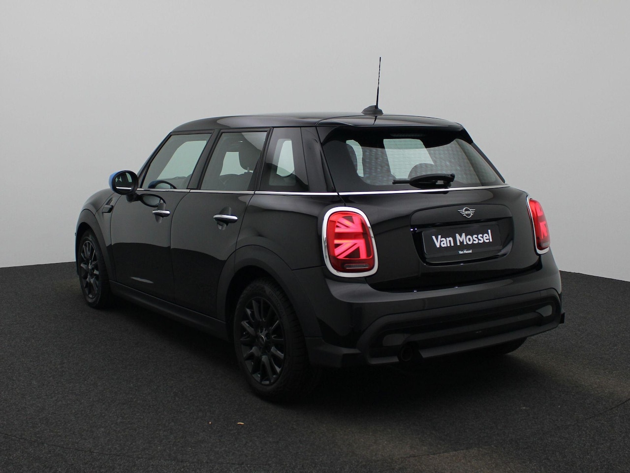 MINI One - Mini 5 door NAVIGATIE | LICHTMETALEN VELGEN | CLIMA | PDC | BLUETOOTH | VOORUIT & ACHTERUI - AutoWereld.nl