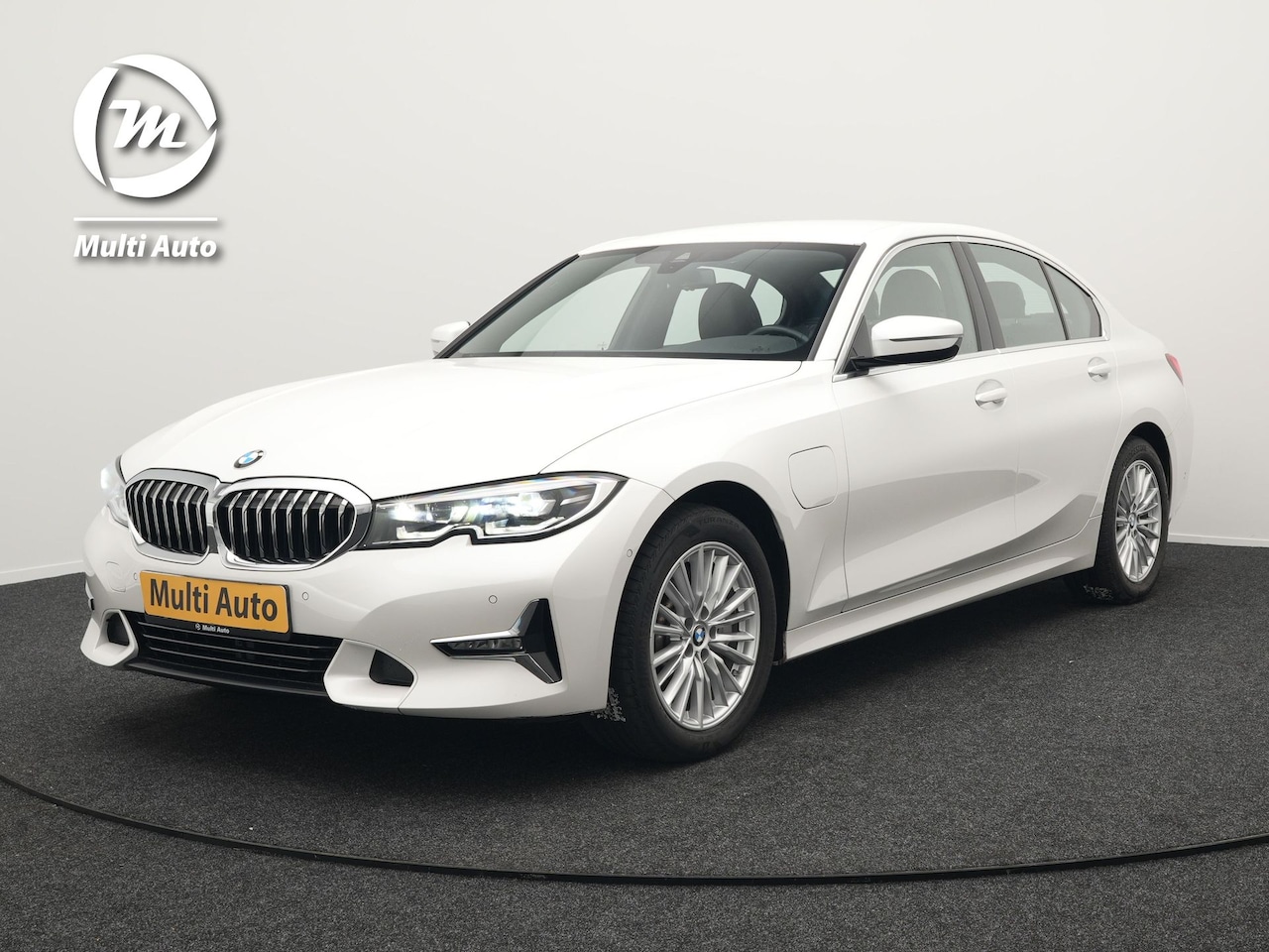 BMW 3-serie - 330e Luxury Line Plug In Hybrid 293pk PHEV | Trekhaak af Fabriek | Lederen Memory Stoelen - AutoWereld.nl