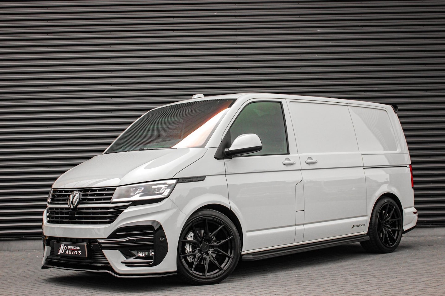 Volkswagen Transporter - 2.0 TDI L2H1 150PK DSG JB- EDITION / ACTIVE DISPLAY / PDC / SCHROEFSET / PDC / DIRECT RIJD - AutoWereld.nl