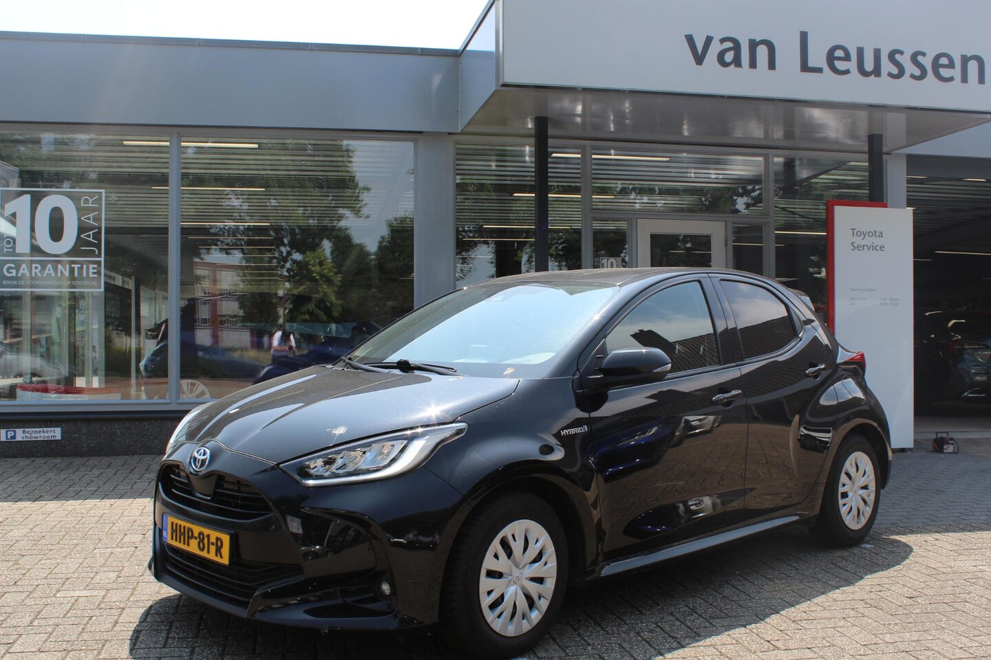 Toyota Yaris - 1.5 HYBRID STOEL & STUUR VERW ALL-SEASON BANDEN APPLE/ANDROID CLIMA CAMERA DAB - AutoWereld.nl