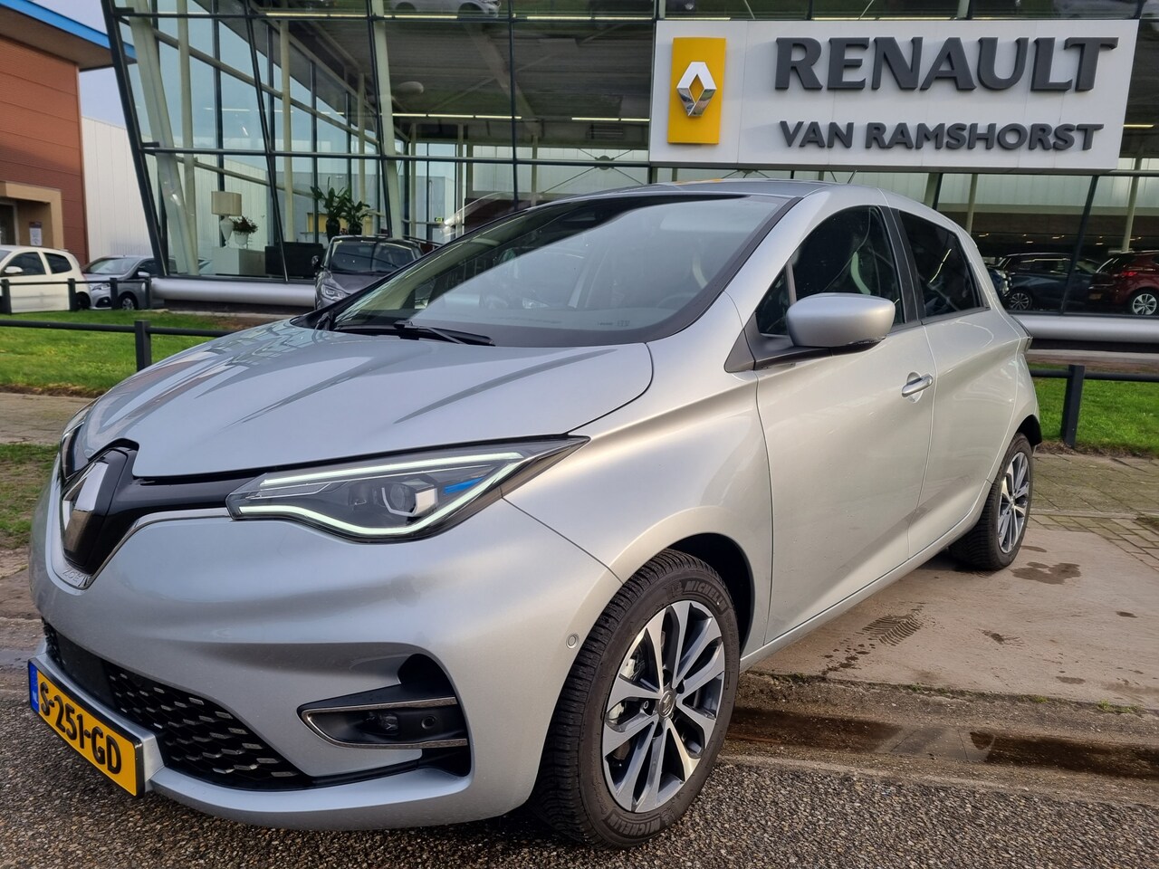 Renault Zoe - E-Tech Electric R135 Intens 50 (Koopbatterij) CCS-SNELLADER! / incl. BTW excl. Overheidssu - AutoWereld.nl