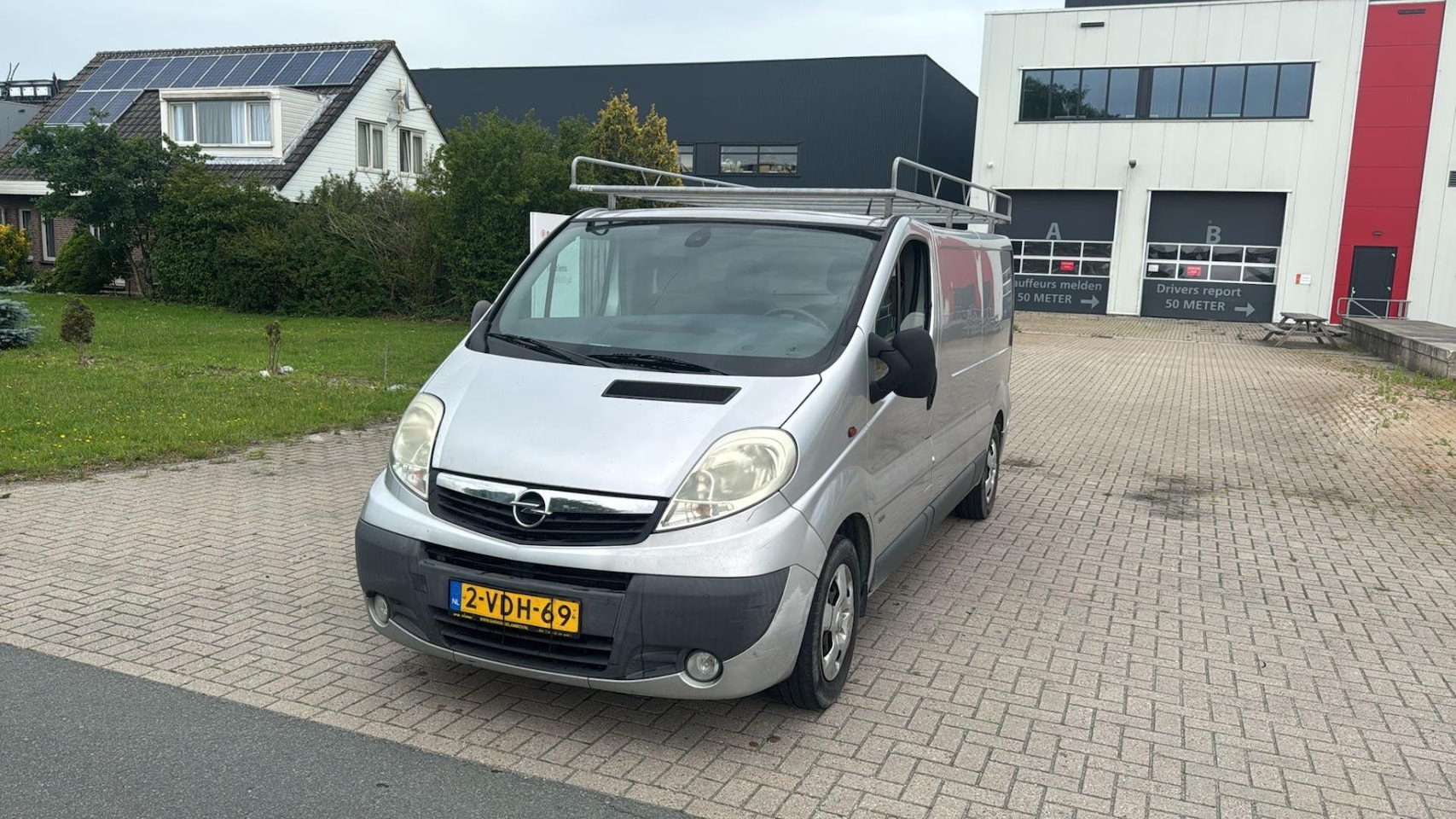 Opel Vivaro - 2.5 CDTI L2H1 DC 136.000 NAP AIRCO LANG NW APK ZILVER - AutoWereld.nl