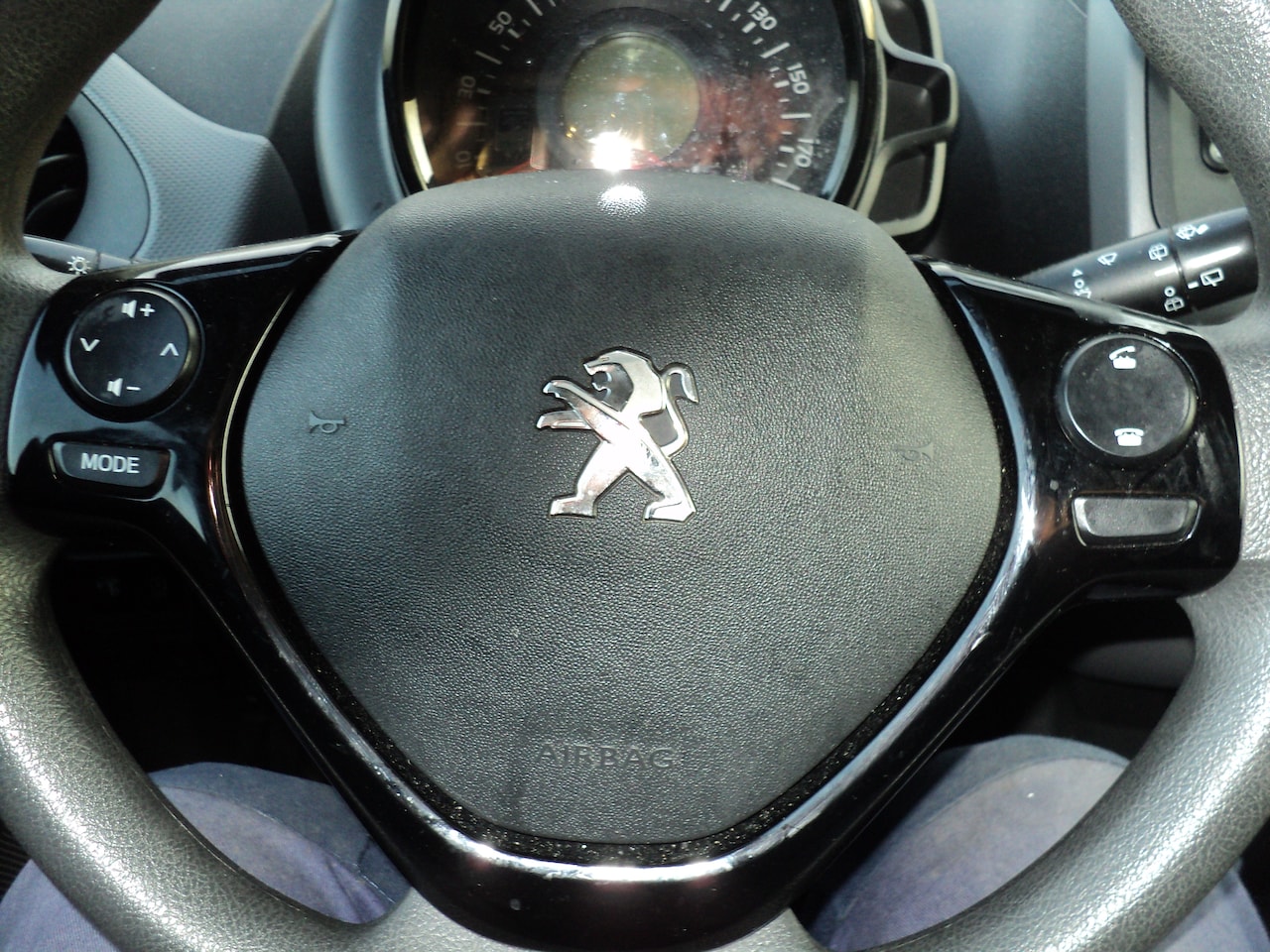 Peugeot 108 - 1.0 e-VTi Allure TOP! NETTE COMPLETE LUXE UITVOERING + o.a. AIRCO + CAMERA + ELEKTRISCH PAKKET + 2 SLEUTELS + BO - AutoWereld.nl