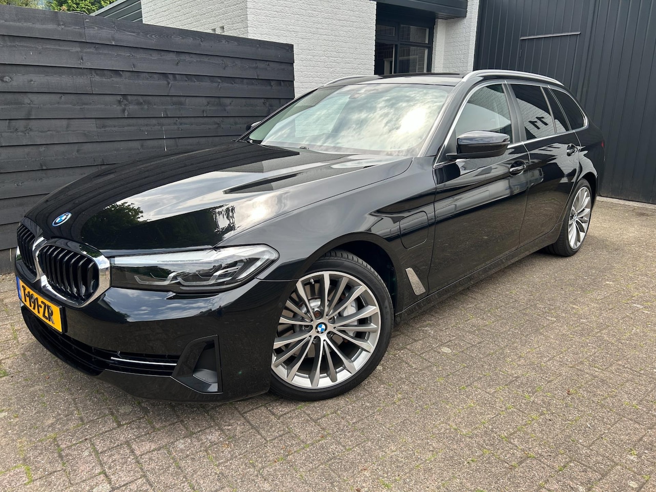 BMW 5-serie Touring - 530e Business Edition Plus 530e Business Edition Plus, Navi, Leder, Trekhaak - AutoWereld.nl