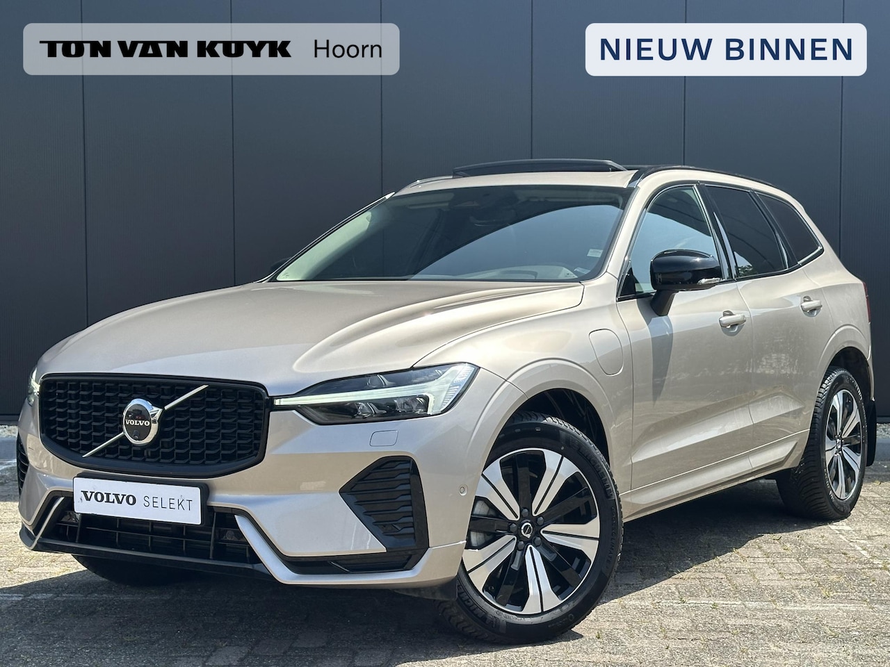 Volvo XC60 - 2.0 T6 Plug-in hybrid AWD Plus Dark Pano. dak / Verwarmde stoelen / 360 camera / Harman Ka - AutoWereld.nl