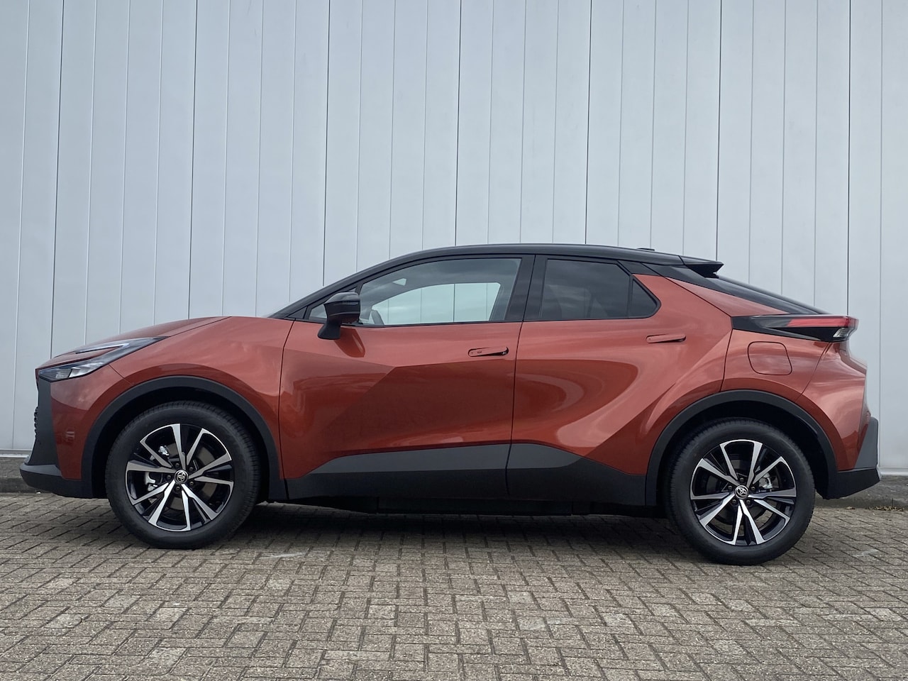 Toyota C-HR - 2.0 Plug-in Hybrid 220 Dynamic NIEUW NL Auto Stoel Stuur Verwarming PDC BSM Snel Rijden - AutoWereld.nl