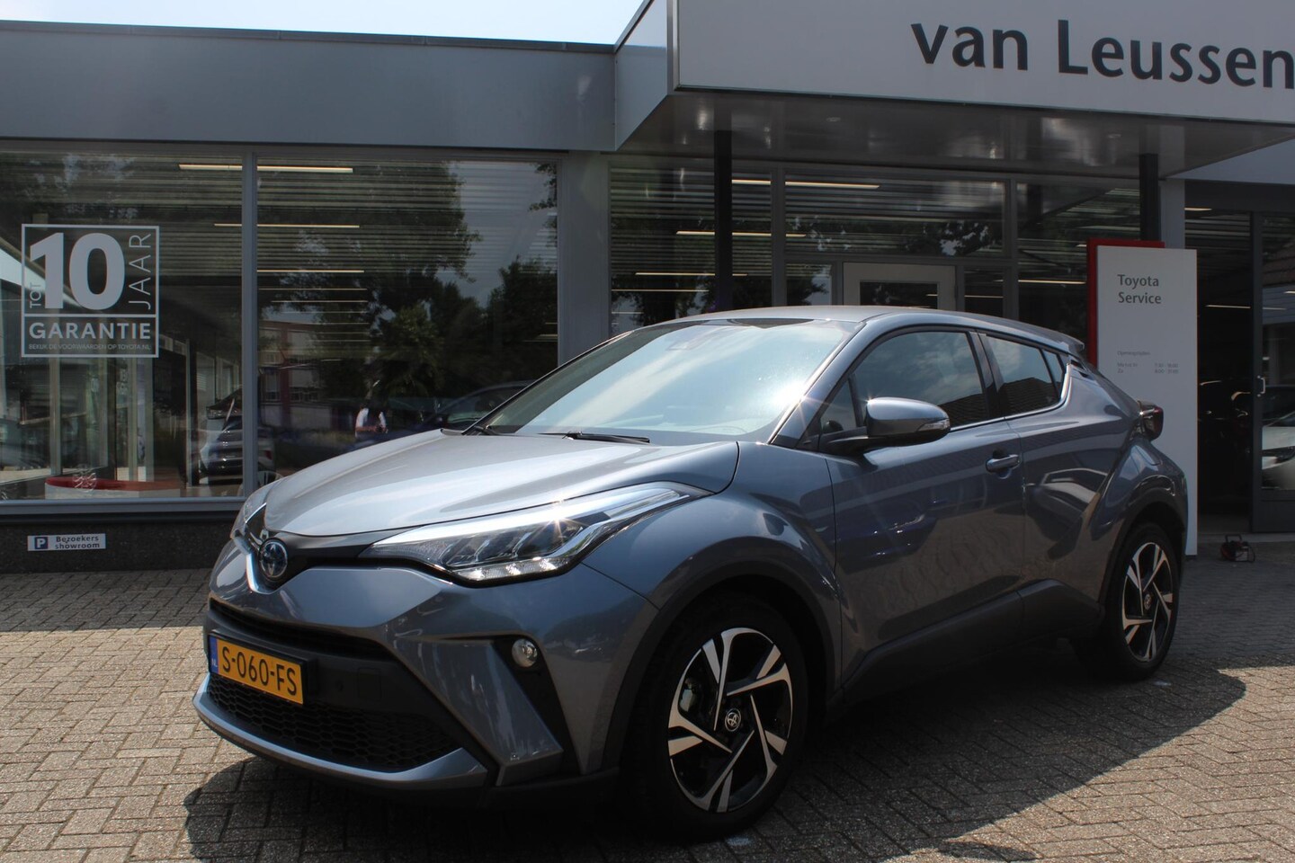 Toyota C-HR - 1.8 HYBRID DYNAMIC LED-KOPLAMPEN PARK-SENSOREN V+A NAVI DODEHOEK DETECTIE DAB KEYLESS CAME - AutoWereld.nl