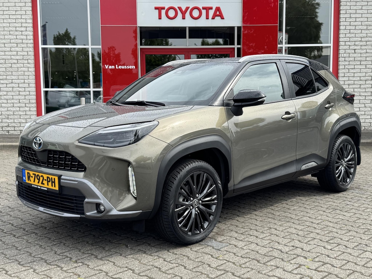 Toyota Yaris Cross - 1.5 Hybrid Adventure NAVI HEAD-UP ELEK-KLEP PARK-SENSOREN STUUR/STOELVERWARMING BLIND SPOT - AutoWereld.nl